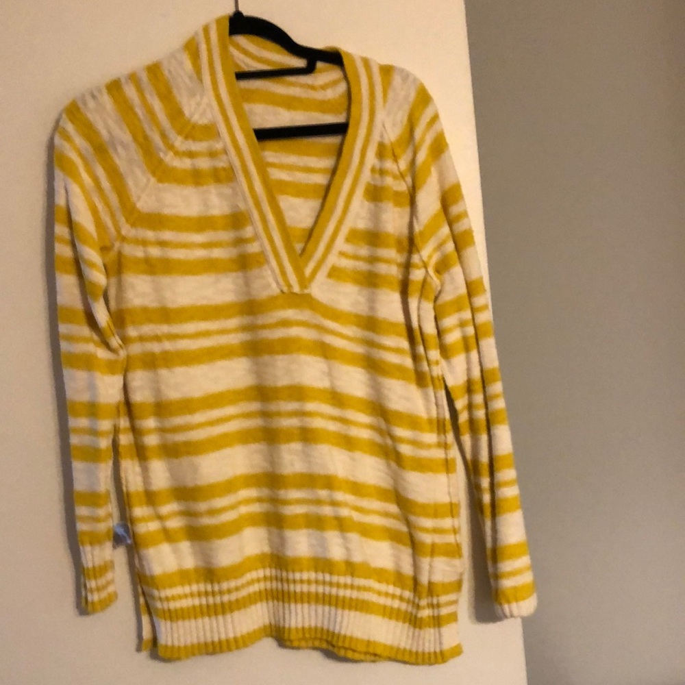 GAP mustard and white V-neck sweater. Classic GAP look that can transfer season